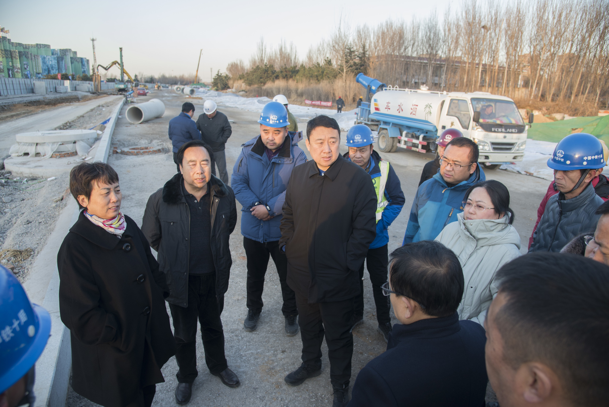 市城管执法局调研员王国志,开平区委常委习化儒,市城管执法局相关处室